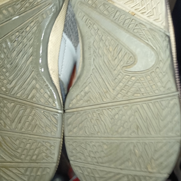 NIKE Team Hustle D8 sneakers, gray, size US 10C, 8.5 UK - Picture 3 of 4